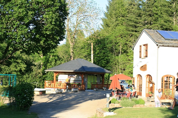 https://espace-ptl.ancv.com/appli/butterfly/data/medias_PA/PHOTOS/758772001001/758772001001SXq395K8g5-camping la Cascade bar et sanitaires.JPG